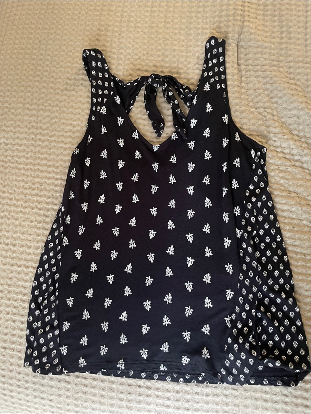 Old Navy Black & White Patterned Tie-Back Tank